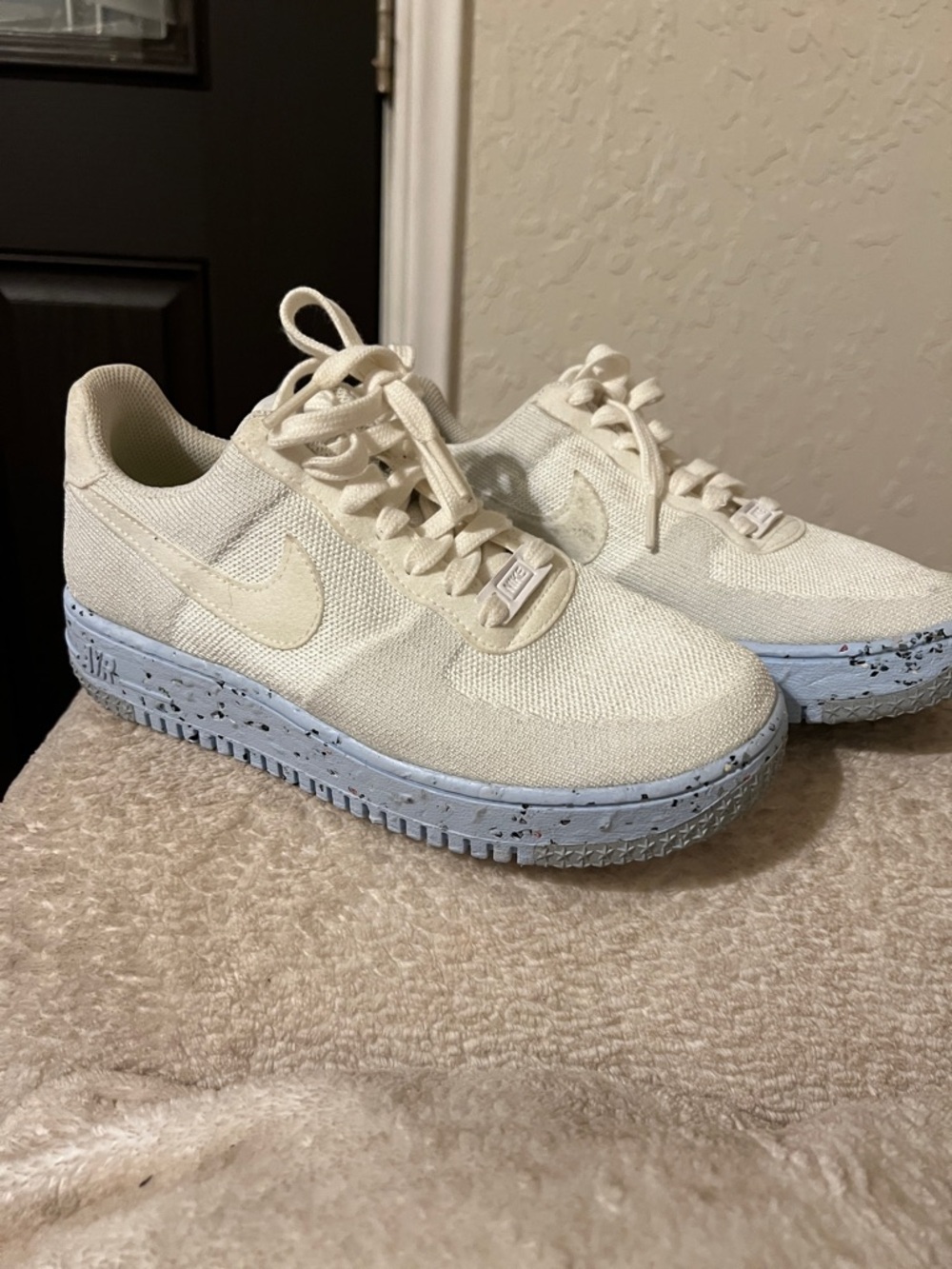 Nike low-top sneakers in sail with light blue speckled sole